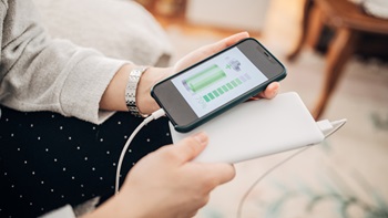 charger une smartphone avec une batterie externe